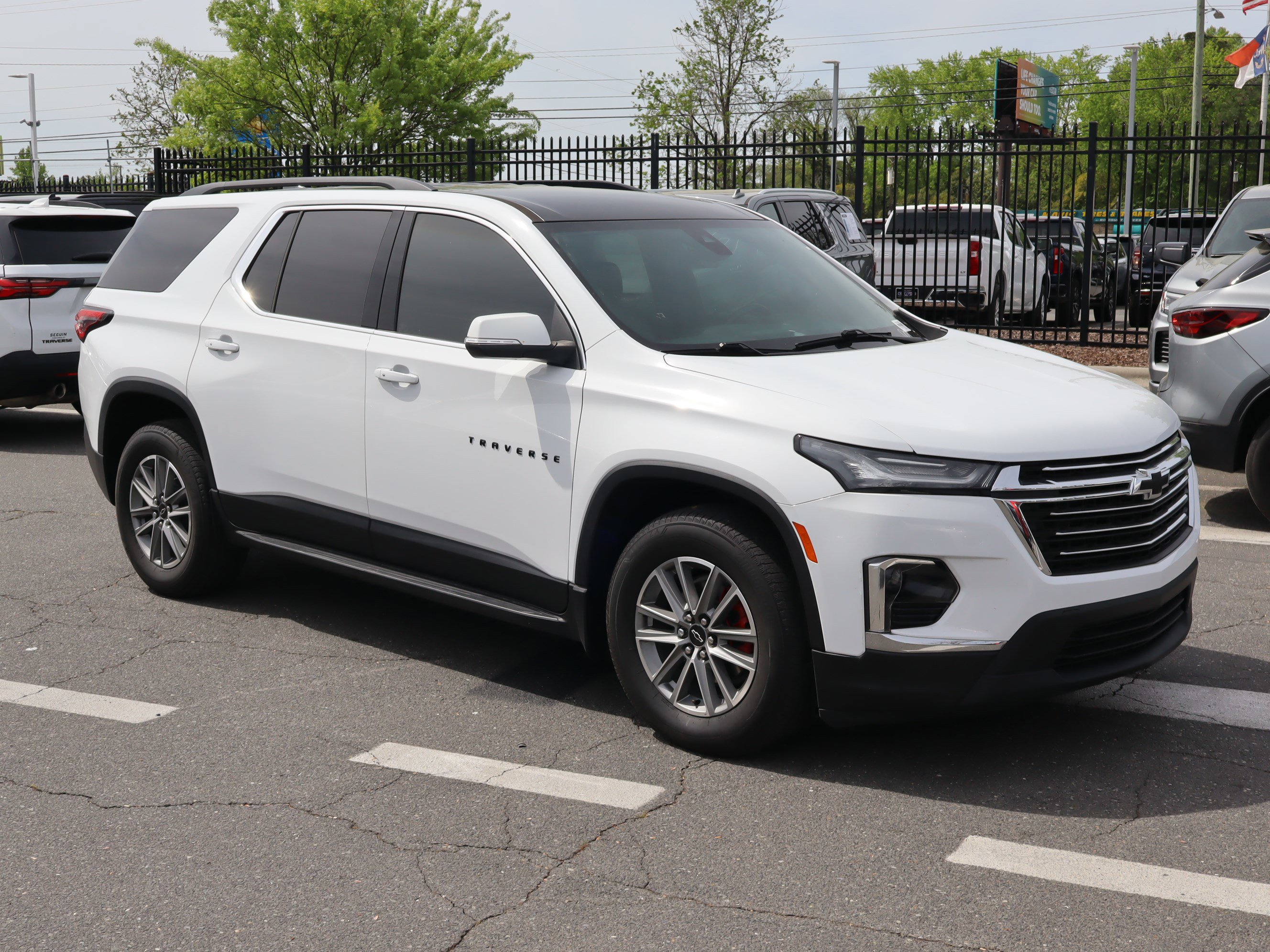 Used 2022 Chevrolet Traverse LT FWD image 2