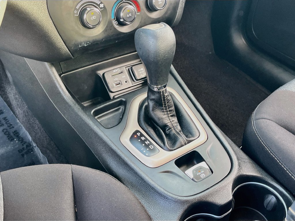 Used 2017 Jeep Cherokee Sport FWD image 15
