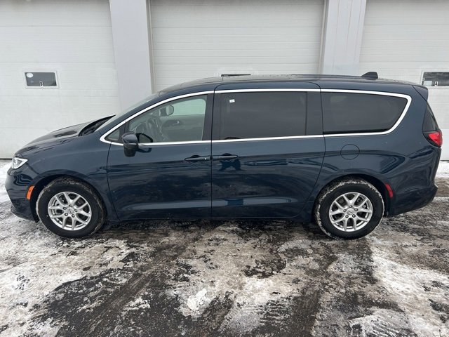 Used 2023 Chrysler Pacifica Touring-L image 3
