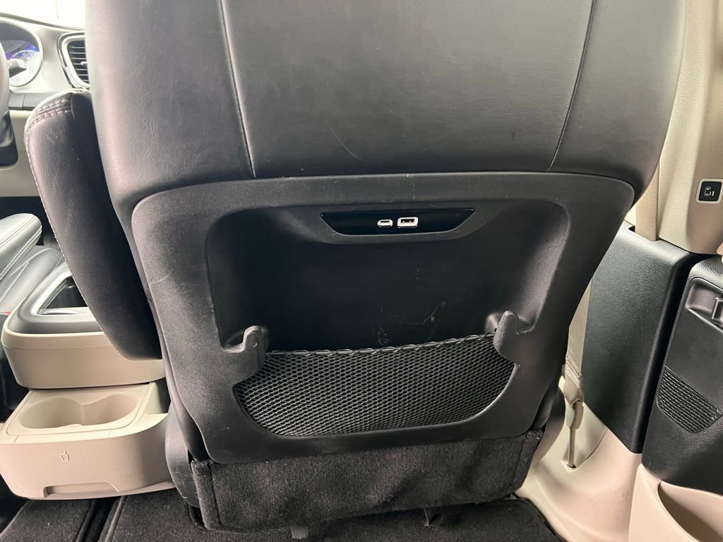 Used 2024 Chrysler Pacifica Touring-L image 14