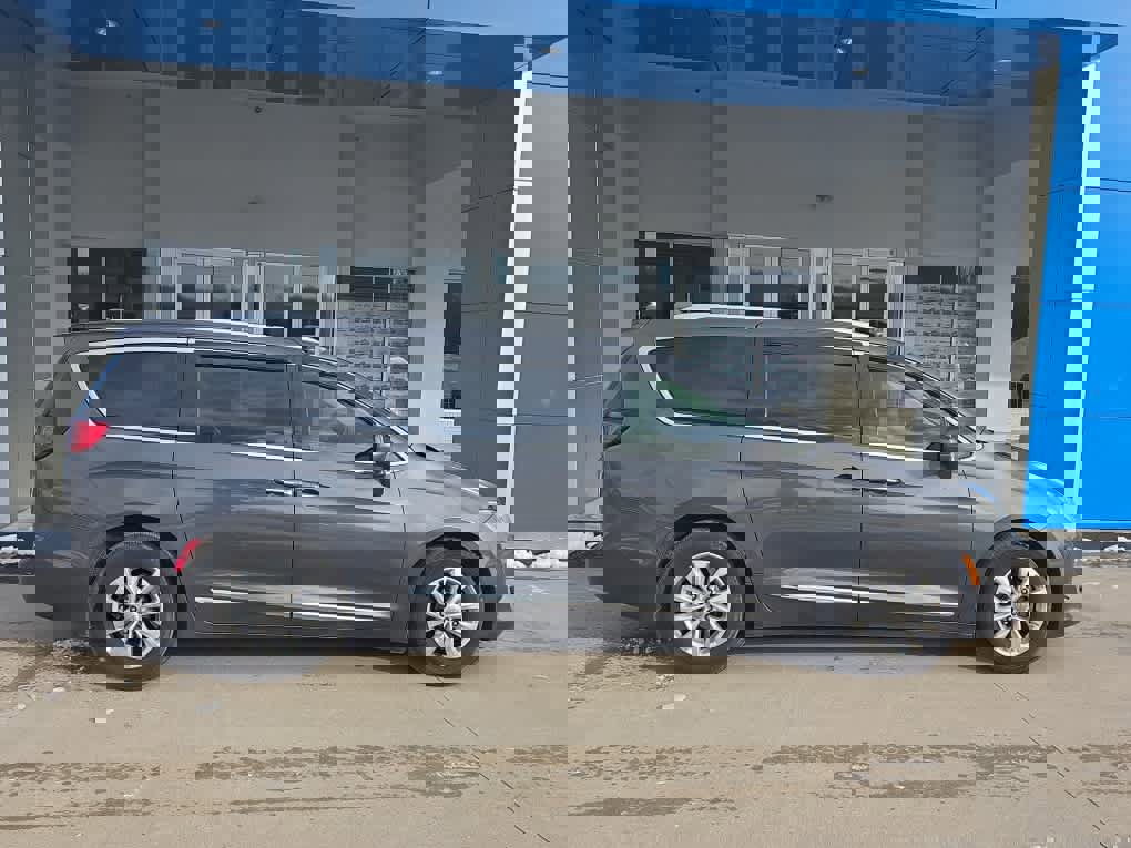 Used 2018 Chrysler Pacifica Touring-L Plus w/ Advanced Safetytec Group image 1