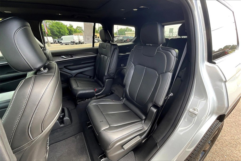 New 2025 Jeep Grand Cherokee L Limited w/ Black Appearance Package image 10