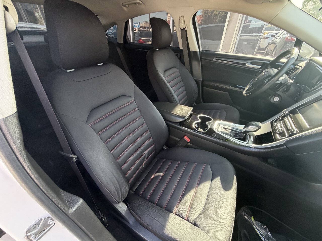 Used 2016 Ford Fusion SE FWD image 17