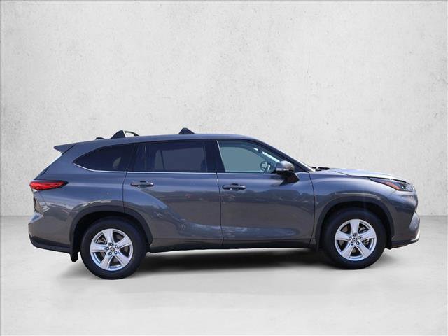 Used 2022 Toyota Highlander LE AWD/4WD image 4