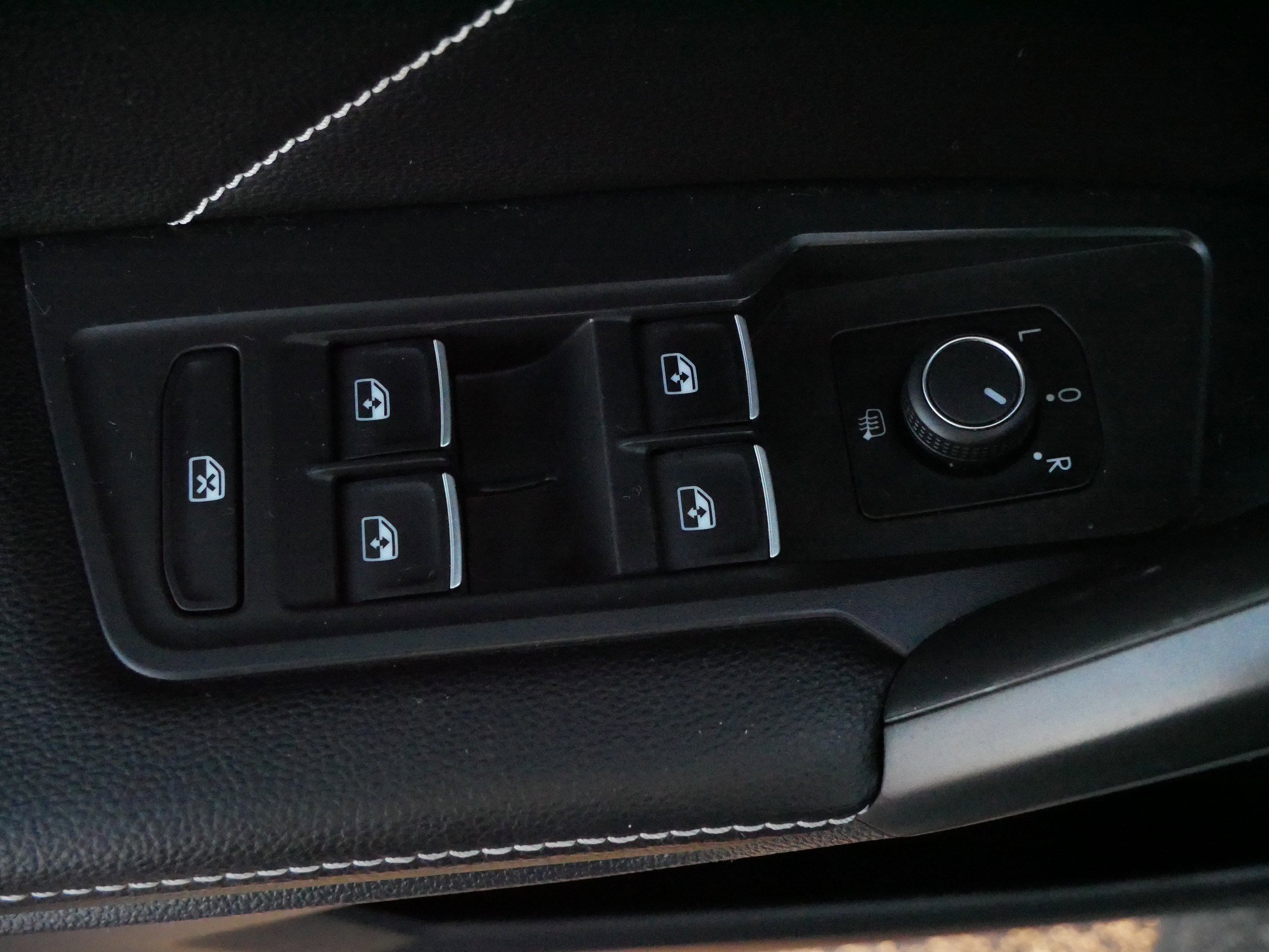 Certified 2022 Volkswagen Tiguan SE R-Line image 19