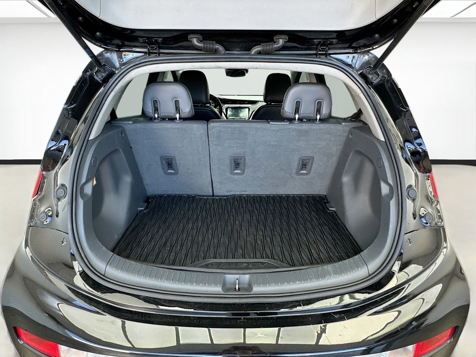 Used 2019 Chevrolet Bolt Premier w/ Infotainment Package FWD image 17