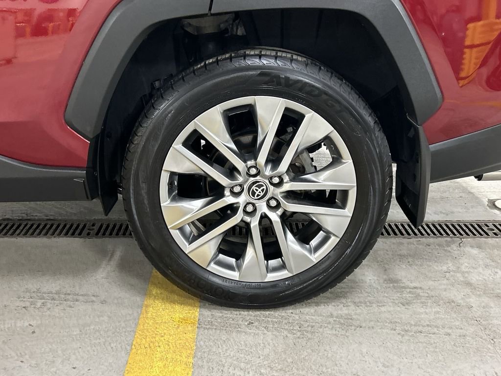 Used 2021 Toyota RAV4 XLE Premium image 11