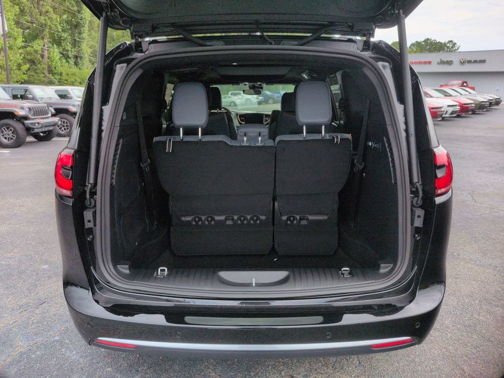 New 2027 Chrysler Pacifica Pinnacle w/ Theater Group FWD image 32