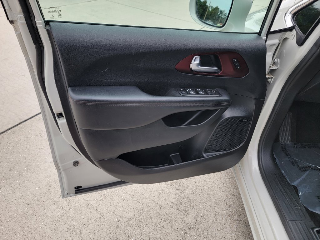 Used 2020 Chrysler Pacifica Limited FWD image 10