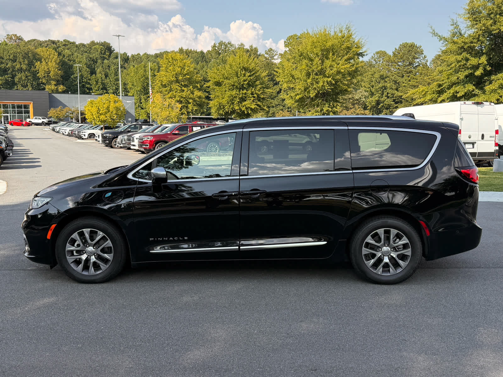 Used 2025 Chrysler Pacifica Pinnacle FWD image 2