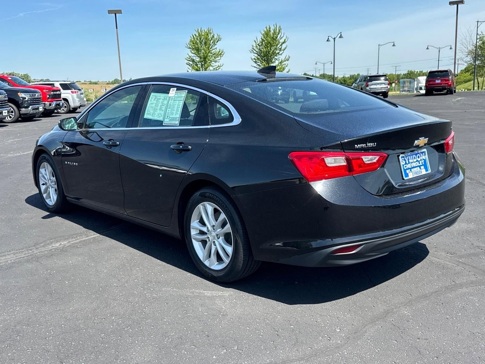 Used 2017 Chevrolet Malibu LT FWD image 3