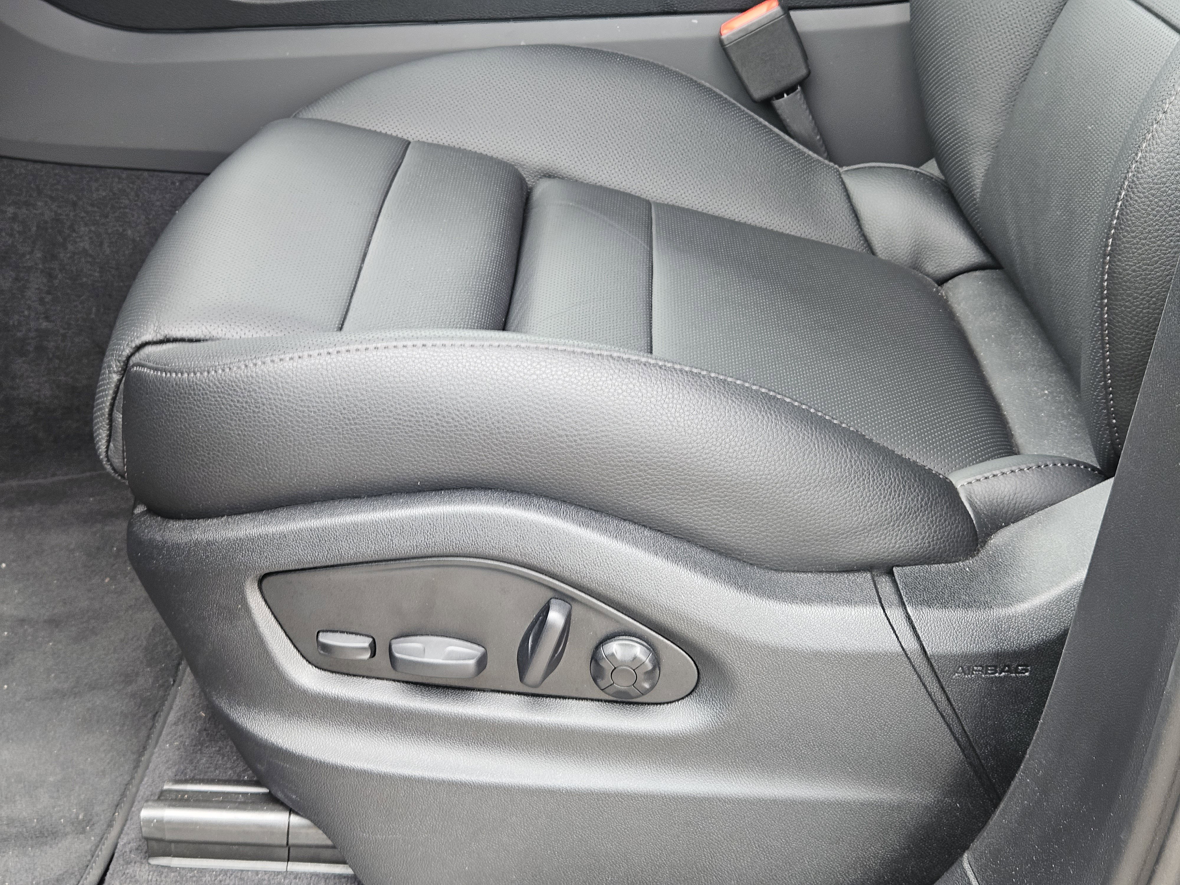 Used 2025 Porsche Cayenne AWD/4WD image 23
