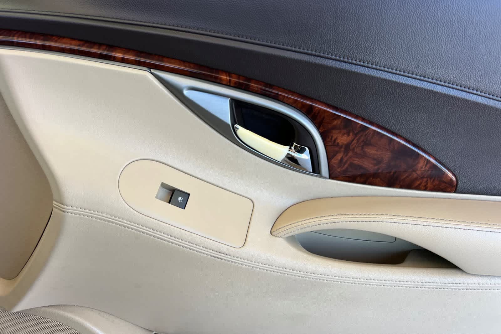 Used 2013 Buick LaCrosse Leather w/ Entertainment Package FWD image 18