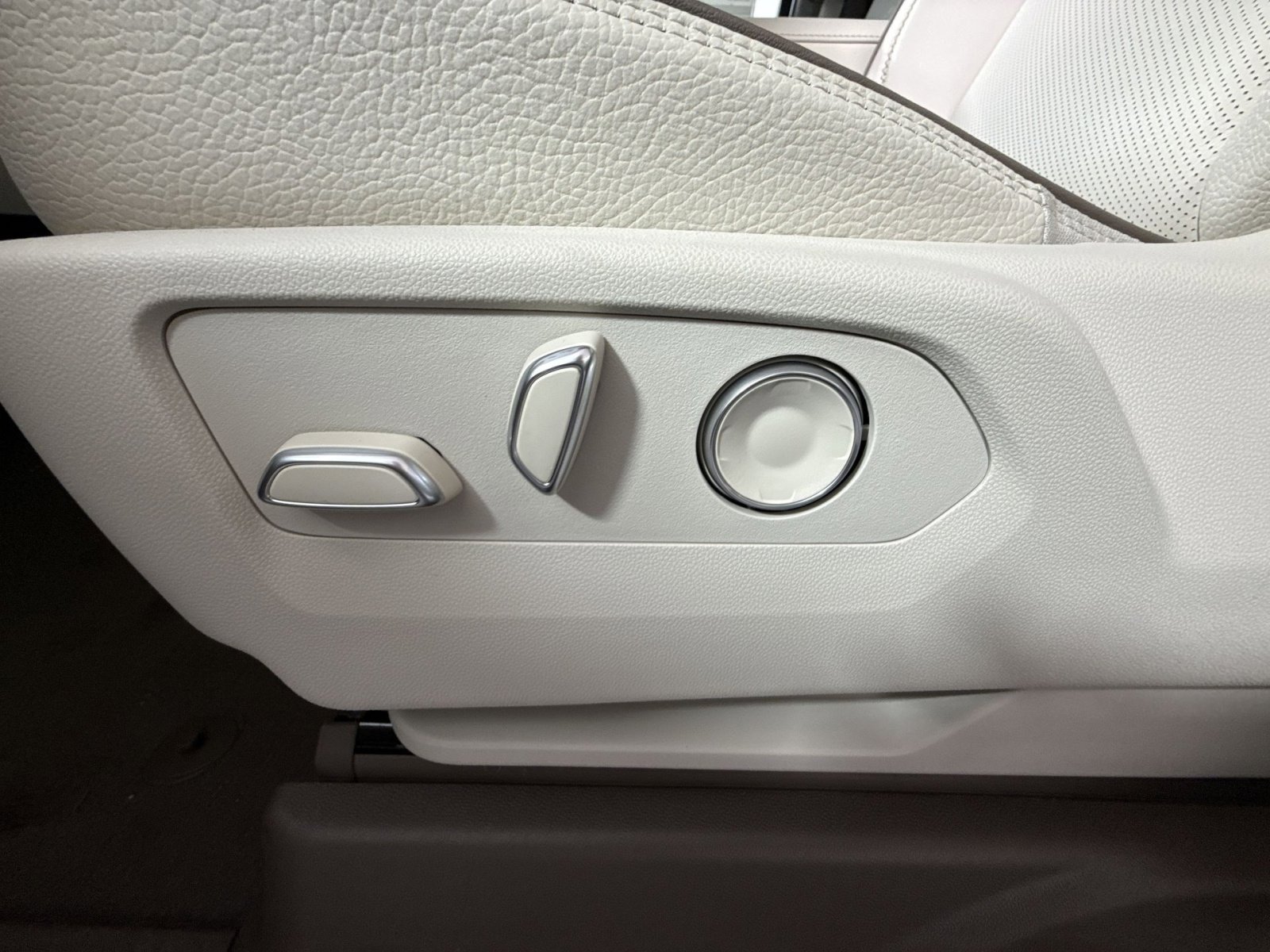 New 2026 GMC Yukon XL Denali w/ Denali Reserve Package image 14