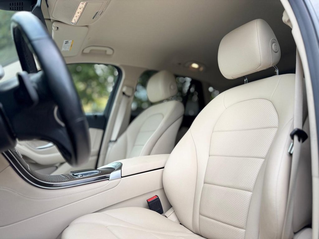 Used 2021 Mercedes-Benz GLC 300 4MATIC image 17