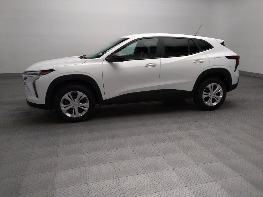 Used 2025 Chevrolet Trax LS FWD image 2