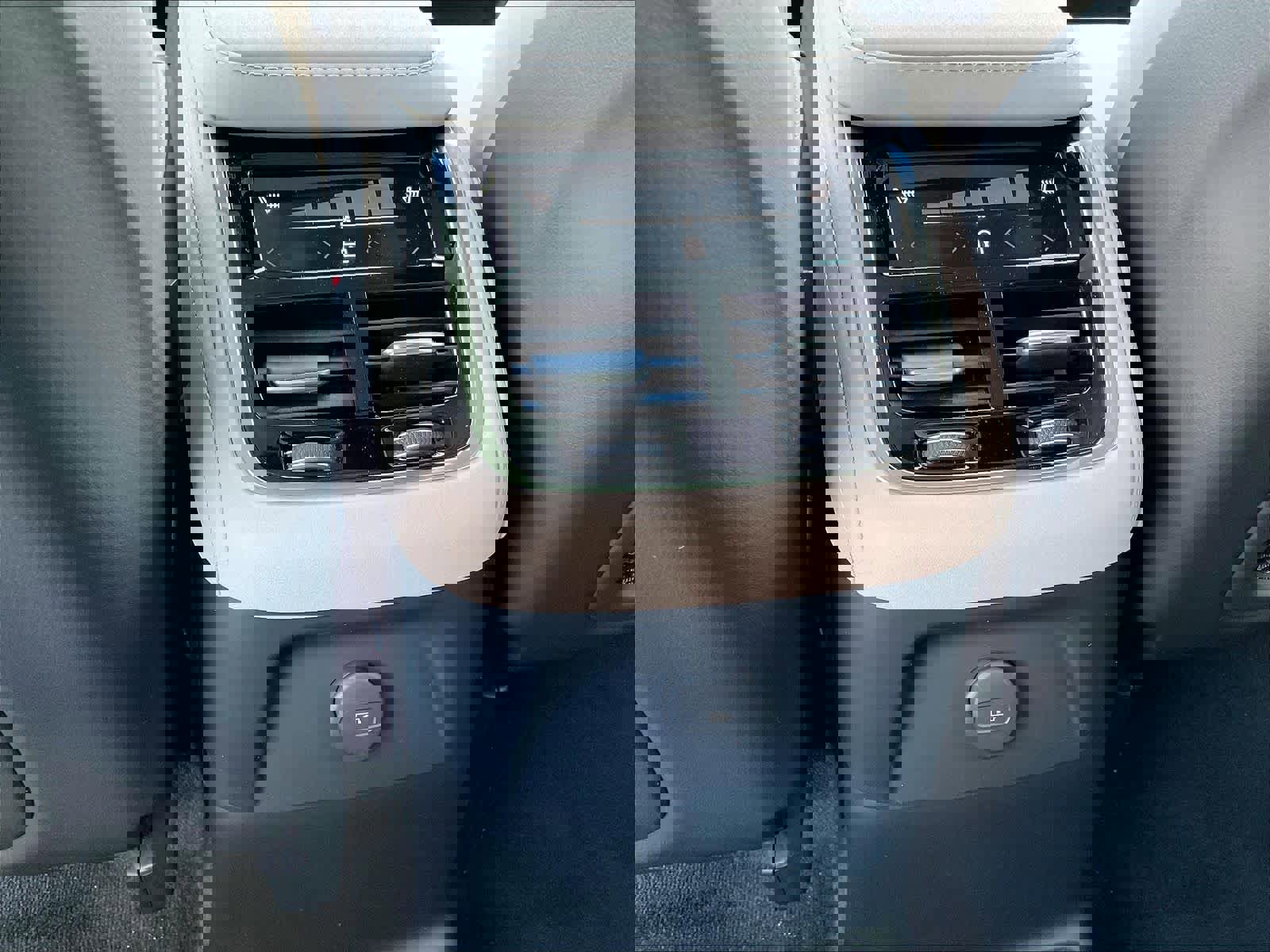 New 2026 Volvo XC90 T8 Plus w/ Protection Package Premier image 16