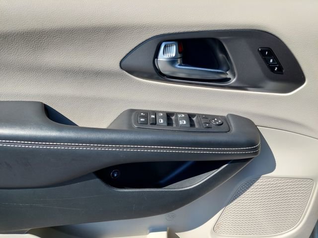 Used 2023 Chrysler Pacifica Touring-L image 34
