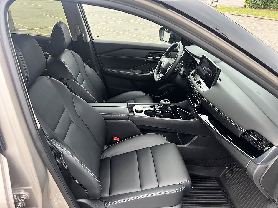 Certified 2025 Nissan Rogue SL w/ Tech Package AWD/4WD image 17