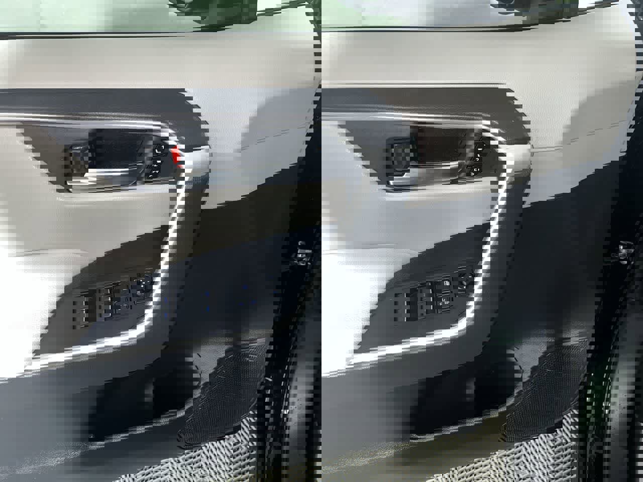 Used 2022 Toyota RAV4 XLE Premium image 13