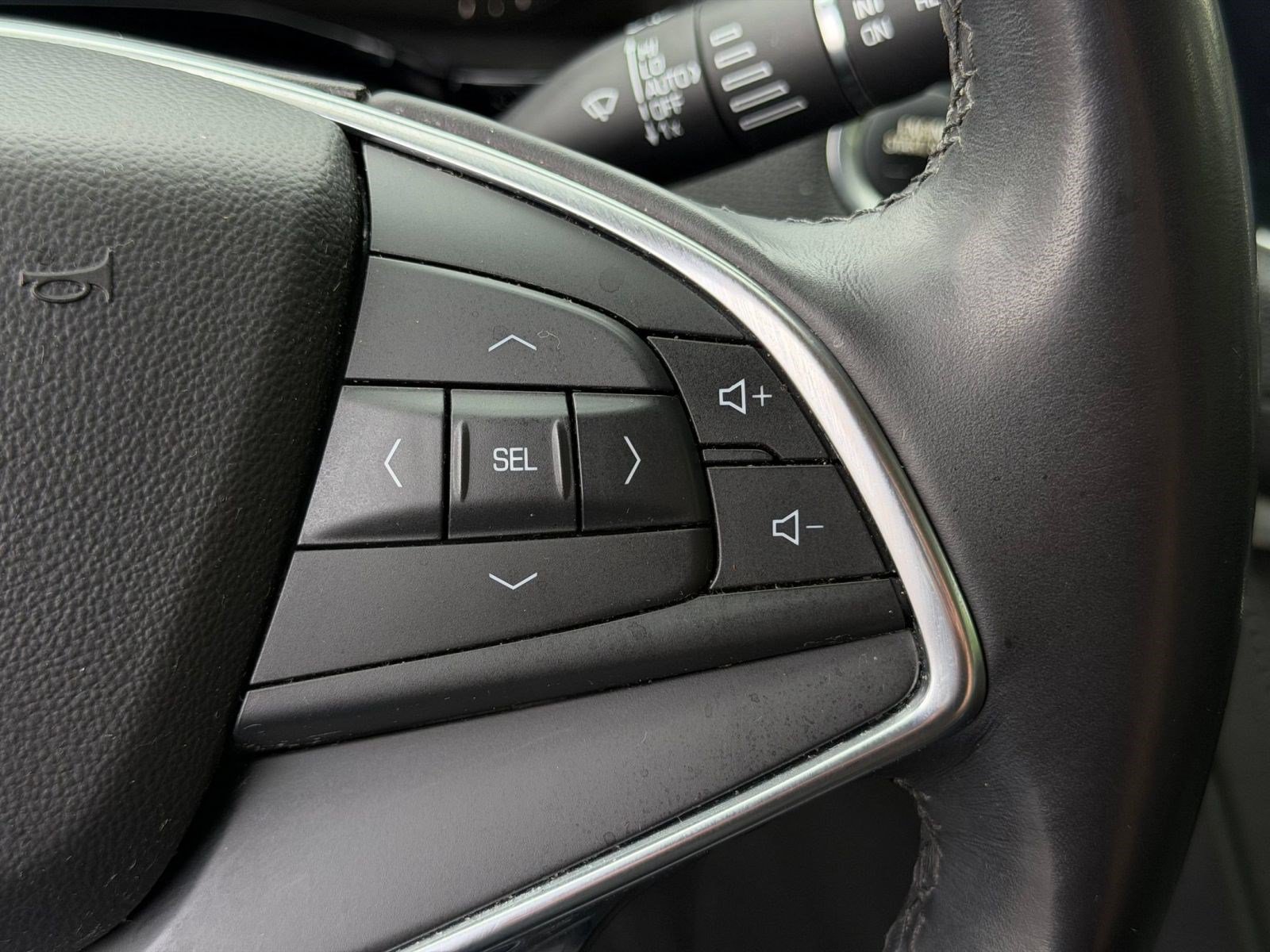 Used 2018 Cadillac XT5 Luxury w/ Driver Awareness Package AWD/4WD image 17