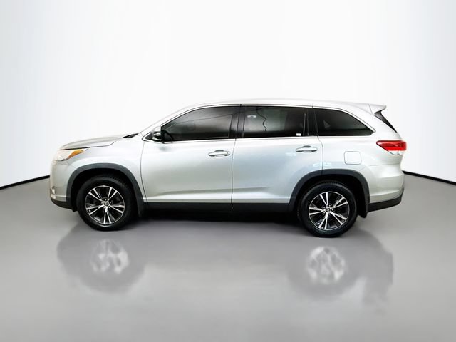 Used 2019 Toyota Highlander LE AWD/4WD image 4