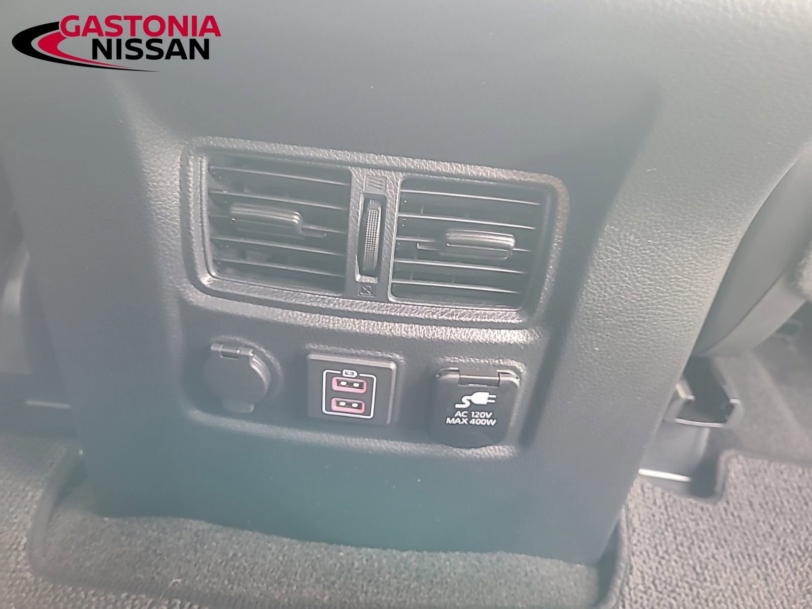 Used 2024 Nissan Titan SV w/ SV Convenience Package image 32