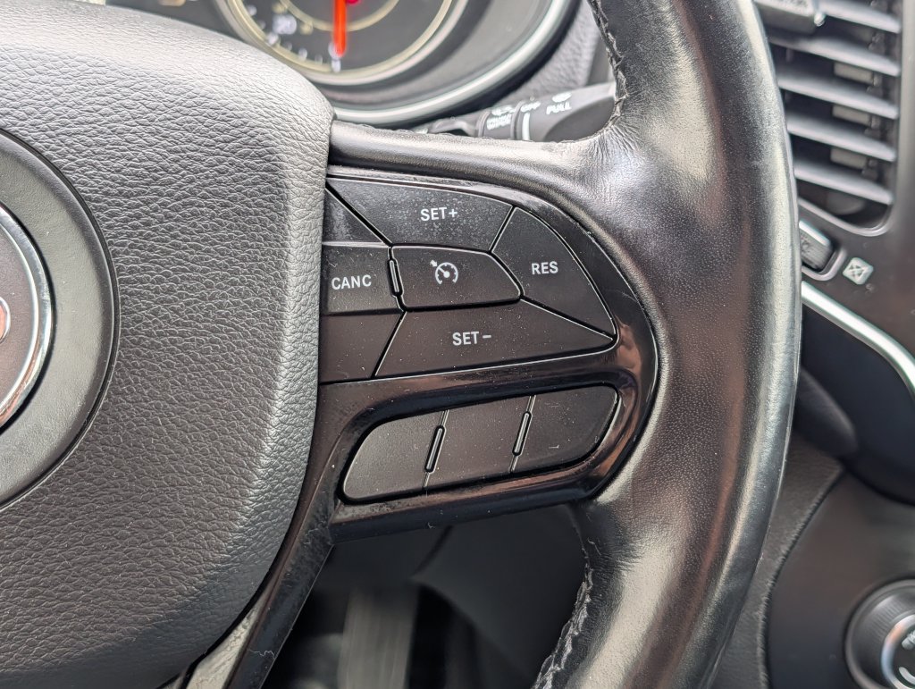 Used 2021 Jeep Cherokee Latitude Plus AWD/4WD image 23