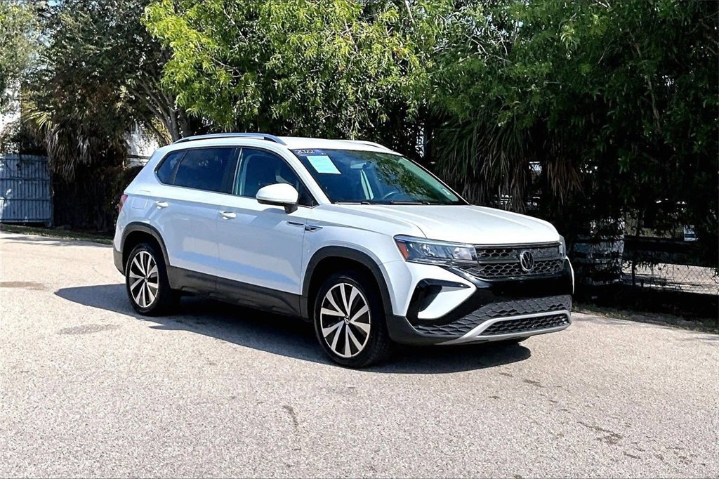 Certified 2022 Volkswagen Taos SE image 2