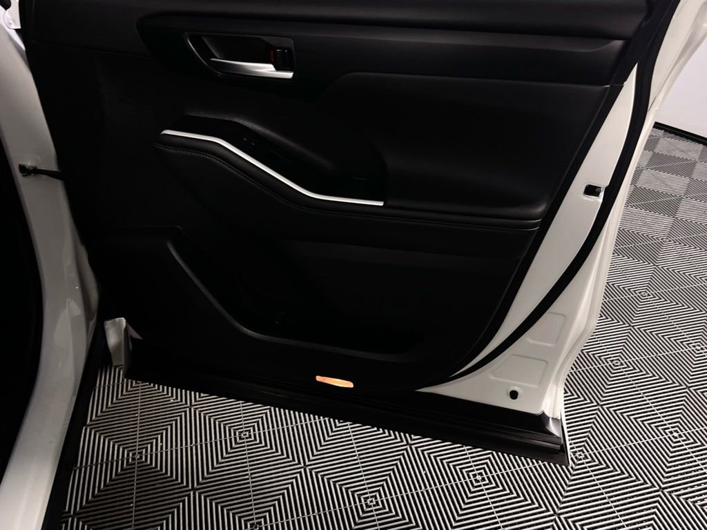 Used 2025 Toyota Highlander XLE image 29