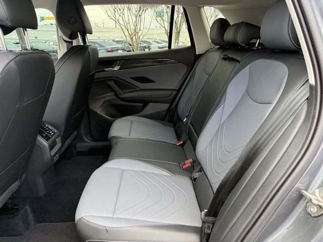 Used 2025 Volkswagen Tiguan SE image 22