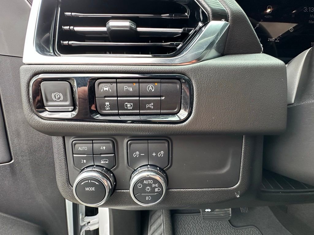 Used 2025 GMC Yukon XL Denali w/ Sun & Power Step Package image 4