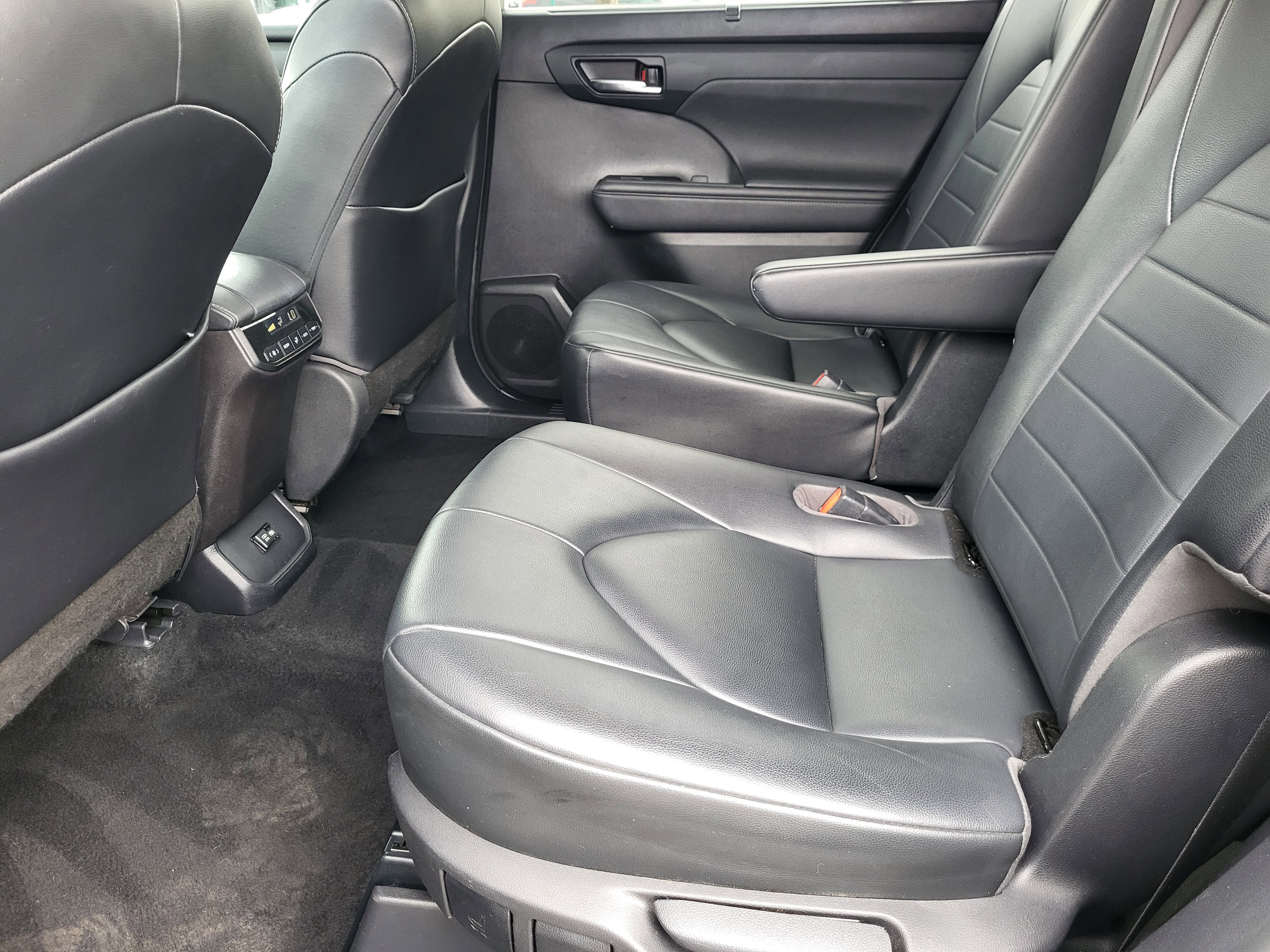 Used 2020 Toyota Highlander XLE image 14