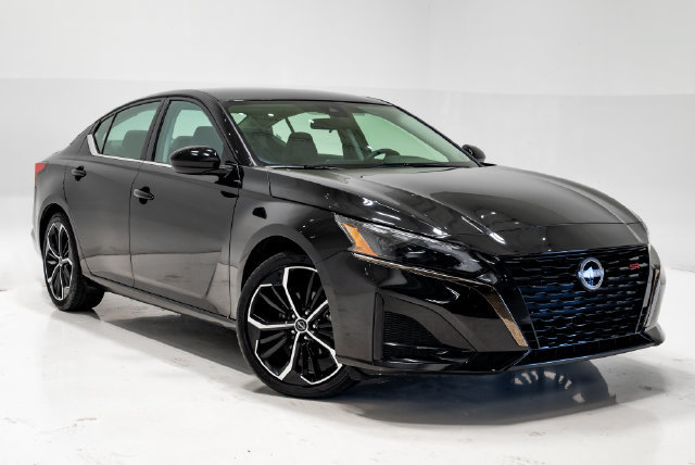 Used 2025 Nissan Altima 2.5 SR FWD image 8