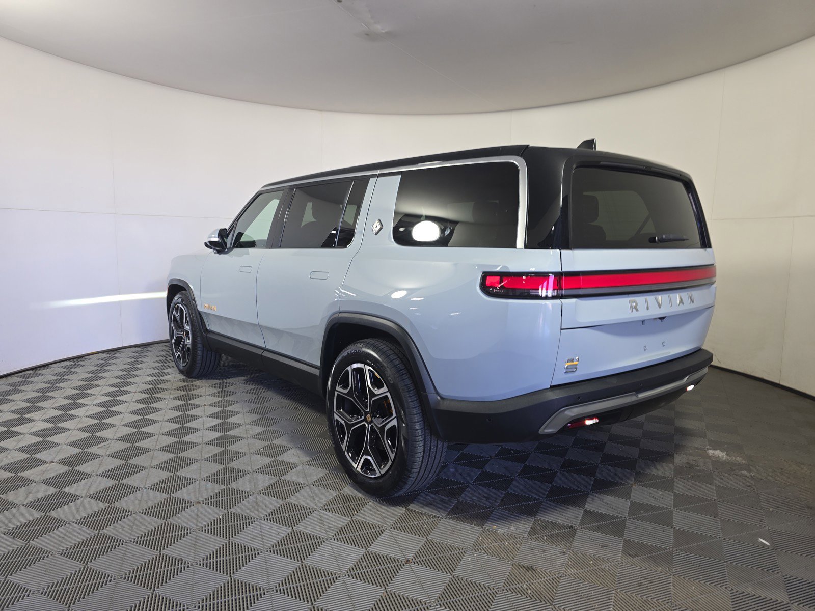 Used 2022 Rivian R1S Launch Edition image 3