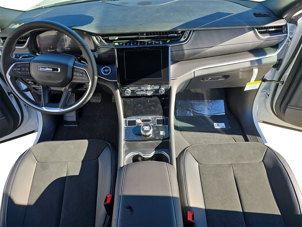 New 2025 Jeep Grand Cherokee Altitude image 9