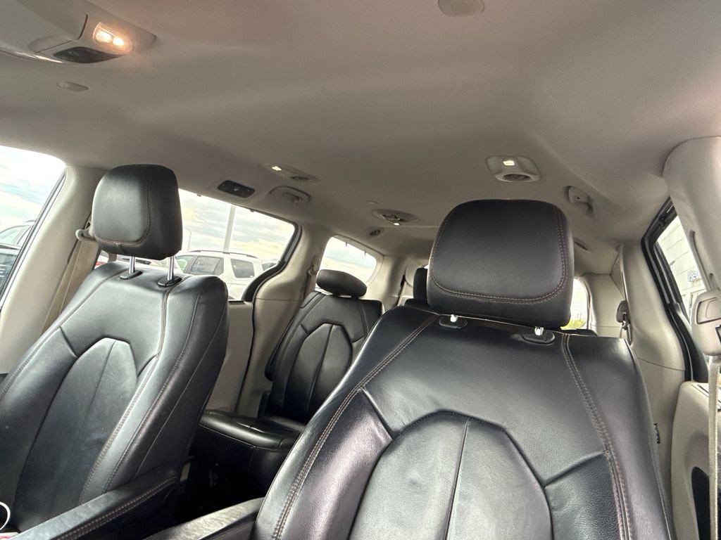Used 2017 Chrysler Pacifica Touring-L w/ Tire & Wheel Group FWD image 22