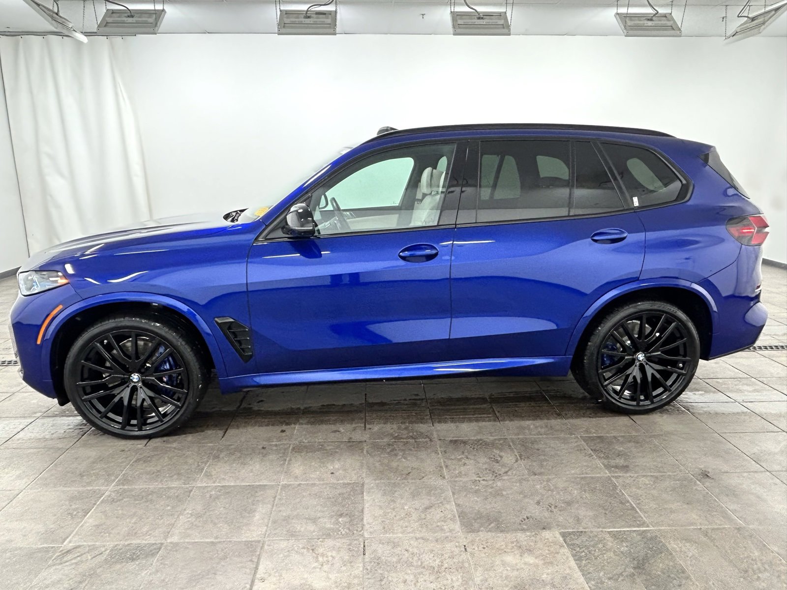 Used 2025 BMW X5 M60i image 2