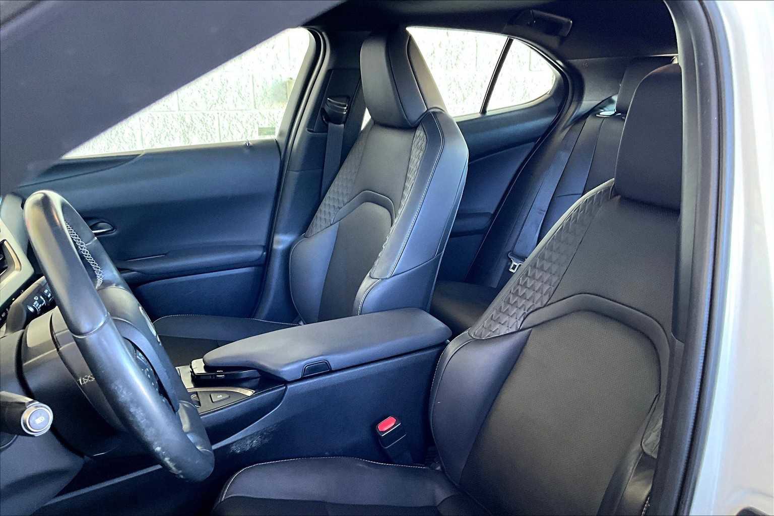 Used 2022 Lexus UX 200 w/ Premium Package image 7