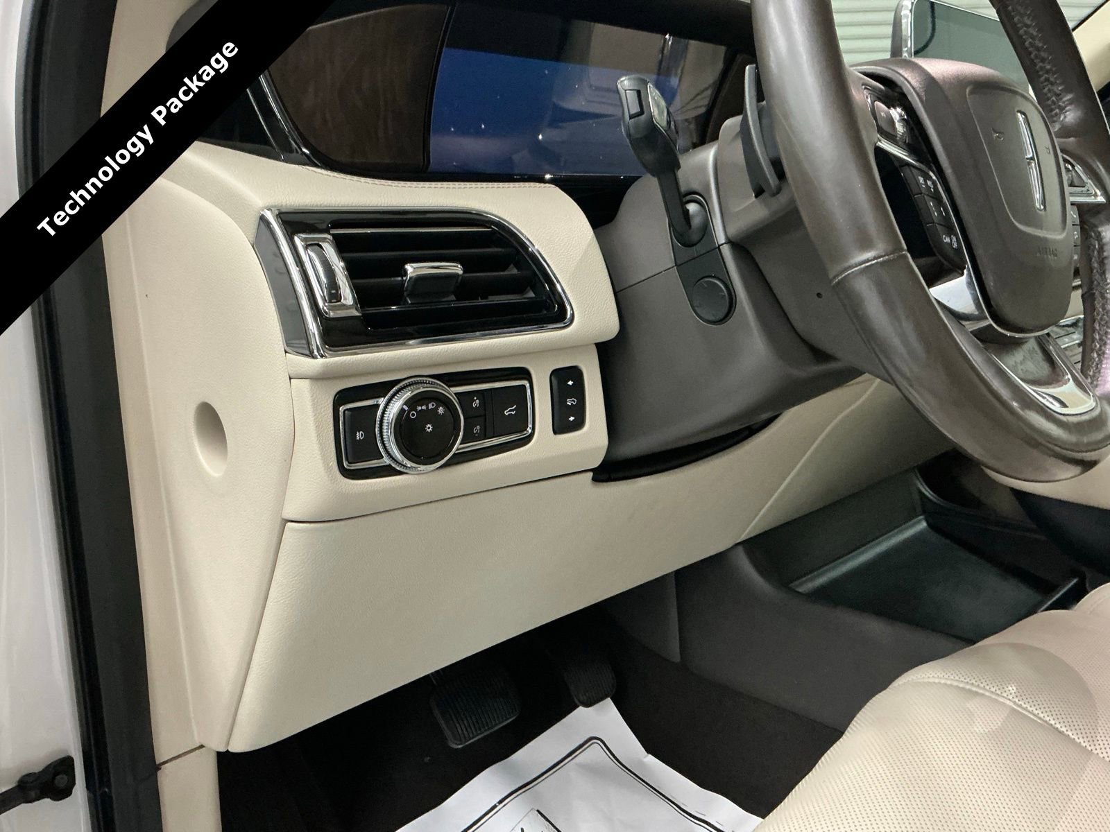 Used 2018 Lincoln Navigator Select w/ Technology Package image 25