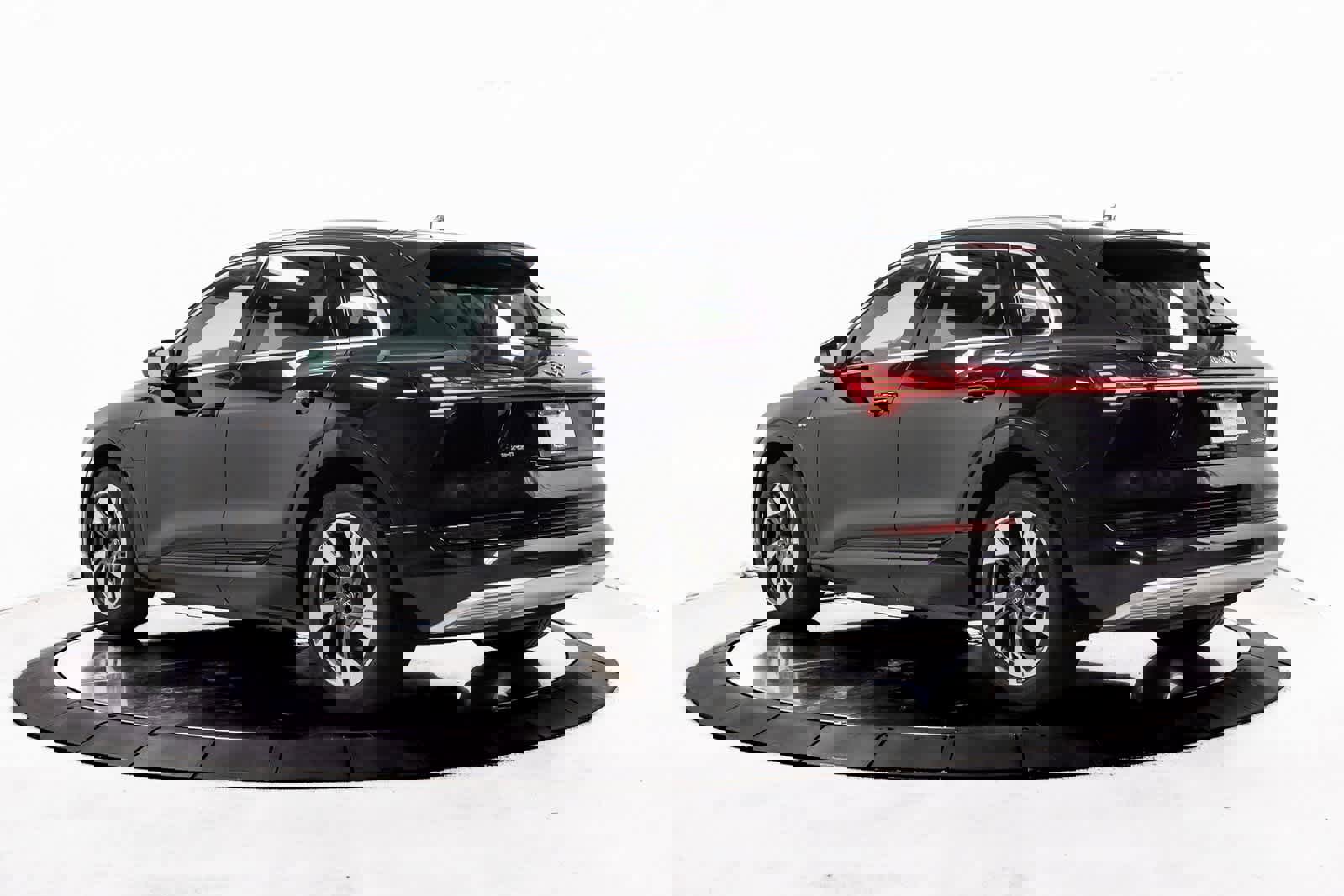 Used 2022 Audi e-tron Premium Plus w/ Premium Plus Package image 3