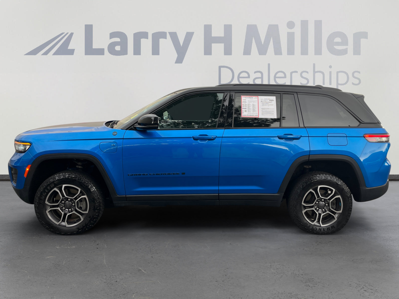 Used 2023 Jeep Grand Cherokee Trailhawk w/ Luxury Tech Group III AWD/4WD image 2