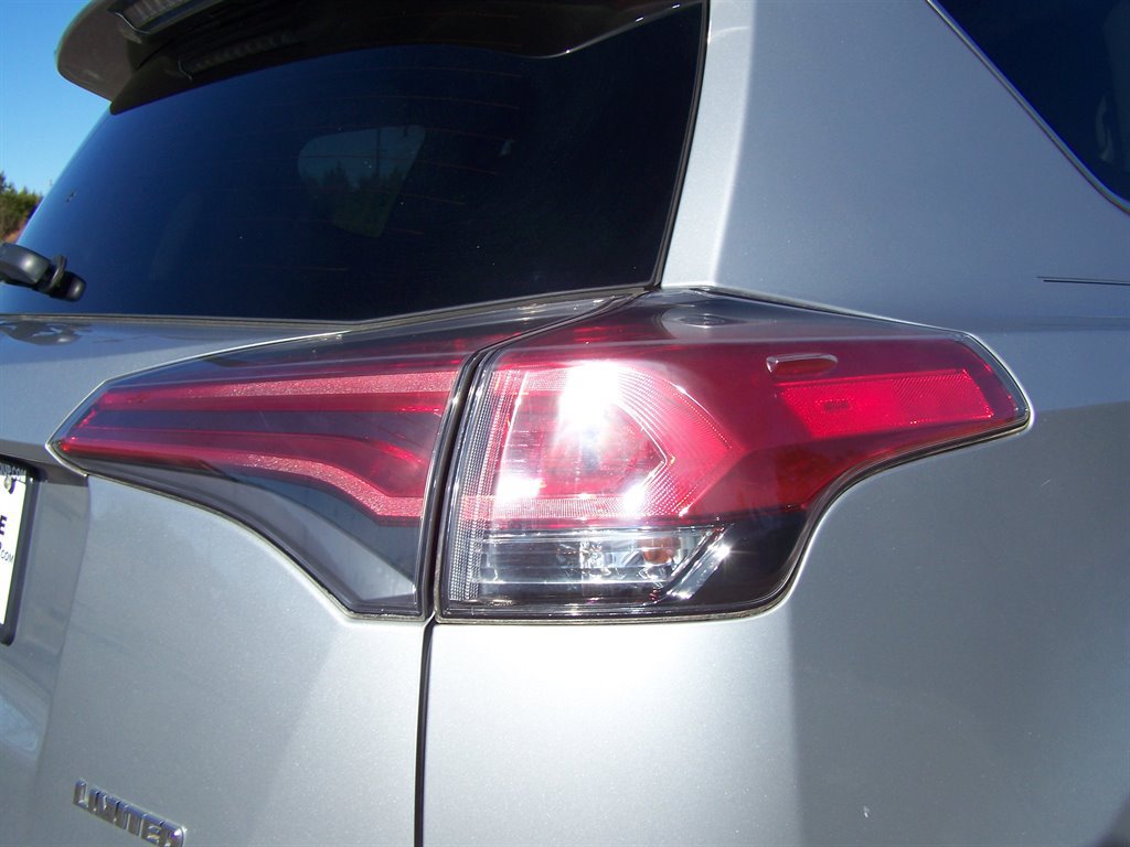 Used 2018 Toyota RAV4 Limited FWD image 39