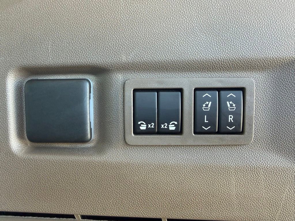 Used 2023 GMC Yukon XL Denali image 12