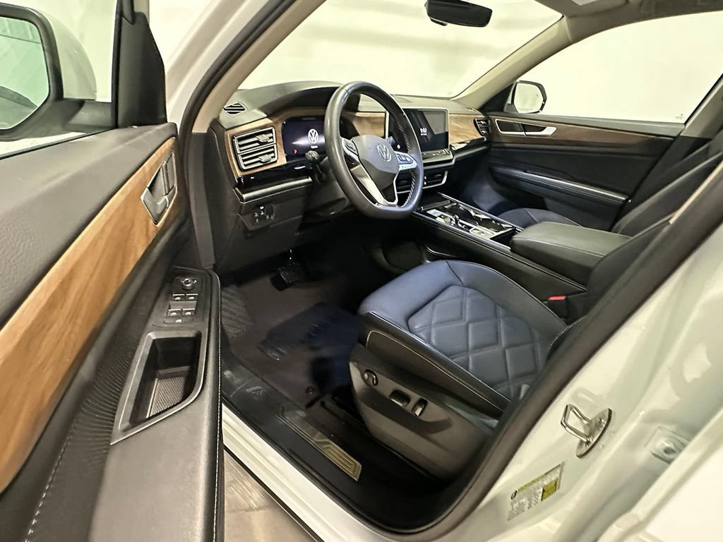 Used 2024 Volkswagen Atlas SE w/ Panoramic Sunroof Package AWD/4WD image 3