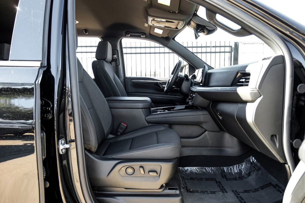 Used 2025 Chevrolet Suburban LS image 34