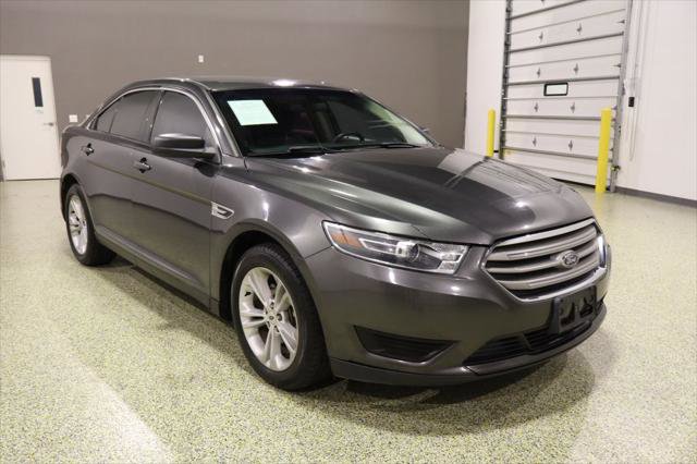 Used 2018 Ford Taurus SE image 1