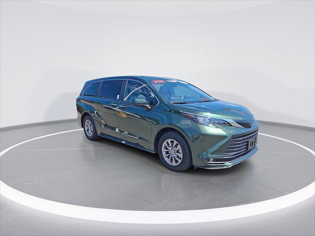 Certified 2025 Toyota Sienna XLE FWD image 3