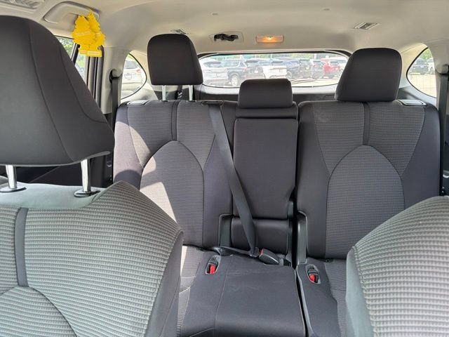 Used 2022 Toyota Highlander LE FWD image 10