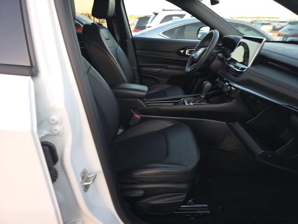 Used 2024 Jeep Compass Trailhawk w/ Trailhawk Convenience Group AWD/4WD image 11